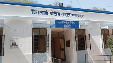 नवापूर: विसरवाडी गावात हायस्कूल समोर रहदारीस अडथळा निर्माण करणाऱ्या तिघा वाहनधारकांवर गुन्हा दाखल