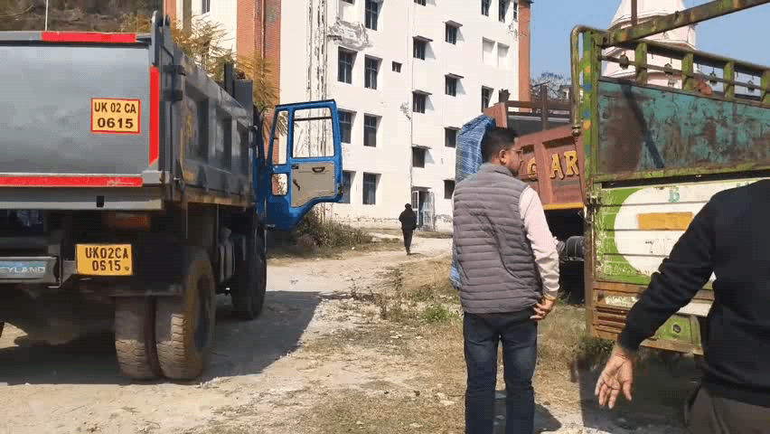 कपकोट: लंबे समय से कपकोट में खड़े वाहनों को हाईकोर्ट के आदेश के बाद भी नहीं छोड़ा गया, प्रशासन से मुआवजे की मांग मुखर हुई