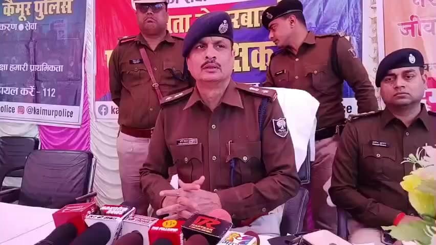दुर्गावती: दुर्गावती थाने में जनता दरबार में पुलिस अधीक्षक ने सुनी लोगों की फरियाद, कहा- पुलिस आपकी सहायता के लिए हमेशा तैयार