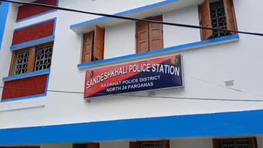সন্দেশখালি ২: গোপনে অবৈধ ভাবে বিদেশি মদ বিক্রি করার ঘটনায় লালকুঠি এলাকা থেকে এক ব্যক্তিকে আটক করল সন্দেশখালি থানার পুলিশ