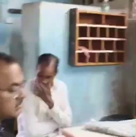 ભાવનગર: વાળુકડ ગામે  ડીગ્રી કે લાયસન્સ વગર દવાખાનુ ચલાવતા ઈસમને પોલીસે ઝડપી લીધો, જેનો વિડીયો વાયરલ થયો હતો  #viral
