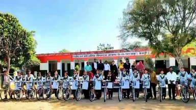 सरवाड़: गोयला सहित विभिन्न विद्यालयों में छात्राओं को निःशुल्क साइकिलों का वितरण, बालिकाओं के चेहरे खिले