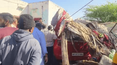 बाप: चेराई में तेज रफ्तार कार घर में घुसी, दो बकरियां आईं चपेट में, लोग बाल-बाल बचे, छपरा बिखरा