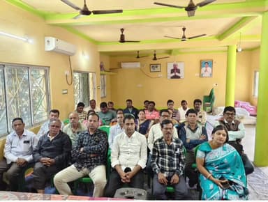 লাভপুর: অঞ্চল সভাপতি ও প্রধান দের উপস্থিতিতে লাভপুর ব্লক তৃণমূল কংগ্রেস কার্যালয়ে আয়োজিত হলো বিশেষ বৈঠক