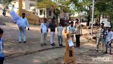 त्योंदा: त्योंदा में शिवसेना सदस्यों ने वैलेंटाइन डे पर पुतला दहन किया