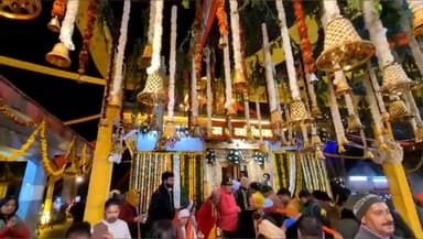 भटवाड़ी: उत्तरकाशी के काशी विश्वनाथ मंदिर में महा शिवरात्रि के पावन पर्व पर जलाभिषेक के लिए भक्तों का जन सैलाब उमड़ पड़ा