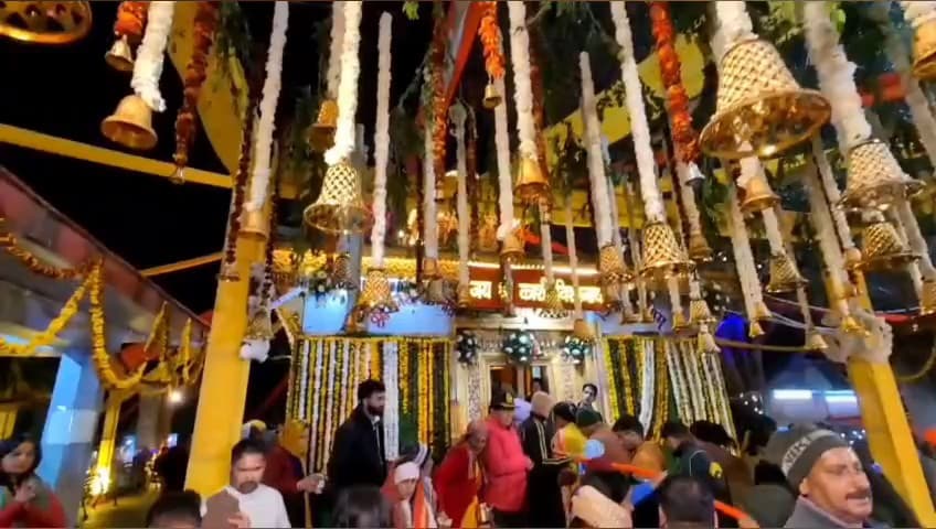 भटवाड़ी: उत्तरकाशी के काशी विश्वनाथ मंदिर में महा शिवरात्रि के पावन पर्व पर जलाभिषेक के लिए भक्तों का जन सैलाब उमड़ पड़ा