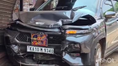 കാഞ്ഞിരപ്പള്ളി: മുണ്ടക്കയം മുപ്പത്തിയഞ്ചാം മൈലിൽ കാർ കടലിലേക്ക് ഇടിച്ചുകയറി അപകടം
