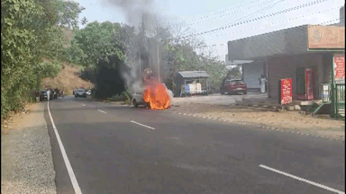 പീരുമേട്: ദേശീയ പാതയിൽ കുട്ടിക്കാനം ഐഎച്ച്ആർഡി കോളേജിന് സമീപം ഒടിക്കൊണ്ടിരുന്ന കാറിന് തീപിടിച്ചു