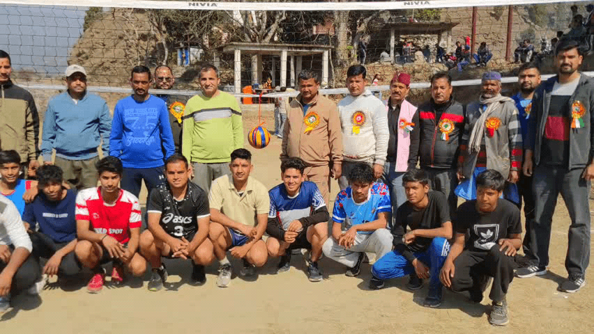 कांडा: नव युवक मंगल दल के तत्वावधान में रावतसेरा में आयोजित वालीबॉल प्रतियोगिता का आगाज, बीडीसी रवि रावत ने की दो लाख की घोषणा