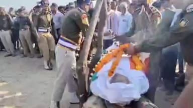 मोहम्मदगंज: रानीदेवा पहुंचा सीआरपीएफ हेड कांस्टेबल मुकेश कुमार का पार्थिव शव, राजकीय सम्मान के साथ हुआ अंतिम संस्कार