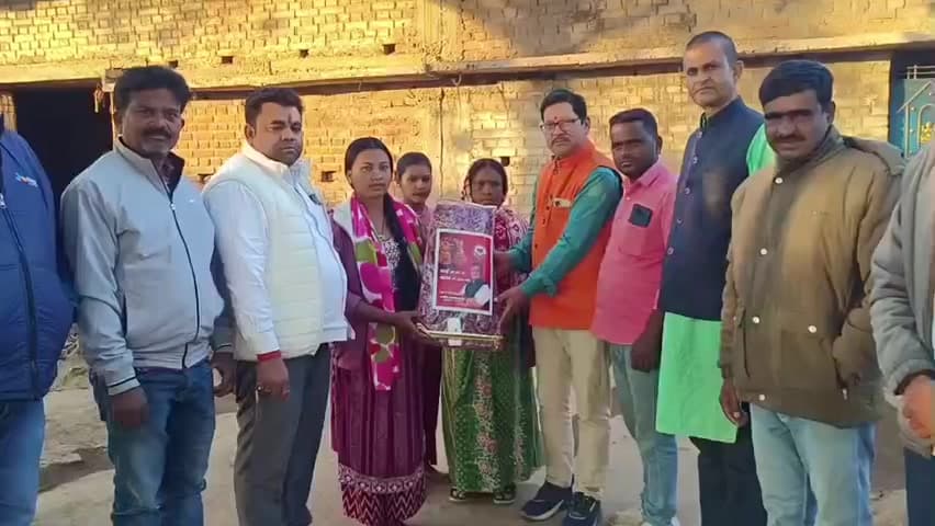 टाटीझरिया: सांसद मनीष जायसवाल ने टाटीझरिया प्रखंड के गांवों में बेटियों के कन्यादान के लिए सौगात भेजी, लहंगा वितरित