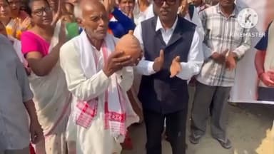 বোকাখাত: বোকাখাটবাসী ৰাইজৰ সমস্যা দূৰ কৰা মন্ত্ৰী অতুল বৰা পুনৰ নিৰ্বাচন নিৰ্বাচনত জয় হবৰ বাবে আৰ্শীৱাদ আৰু ধন আগবঢ়ালে এজন ককাই
