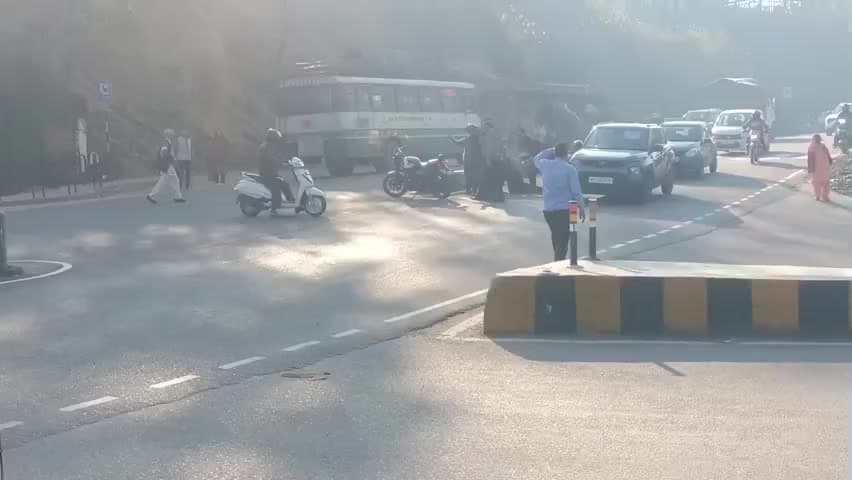 भोटा: भोटा राधा स्वामी चौक पर वाहन की चपेट में आई महिला, हादसे में महिला को टांग में पहुंची चोट