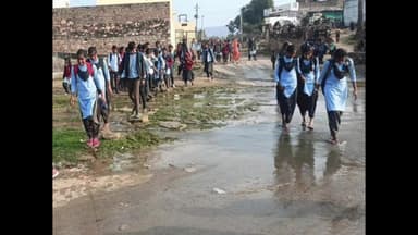 बौंली: उपखंड की ग्राम पंचायत लाखनपुर में सड़क पर बह रहा गंदा पानी, आवागमन बाधित