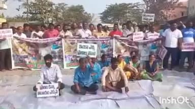 భద్రాచలం: భద్రాచలం-చర్ల ప్రధాన రహదారిని తక్షణమే పునర్నిర్మించాలని డిమాండ్ చేస్తూ ములకపాడు వద్ద రాస్తారోకో నిర్వహించిన  యువకుడు