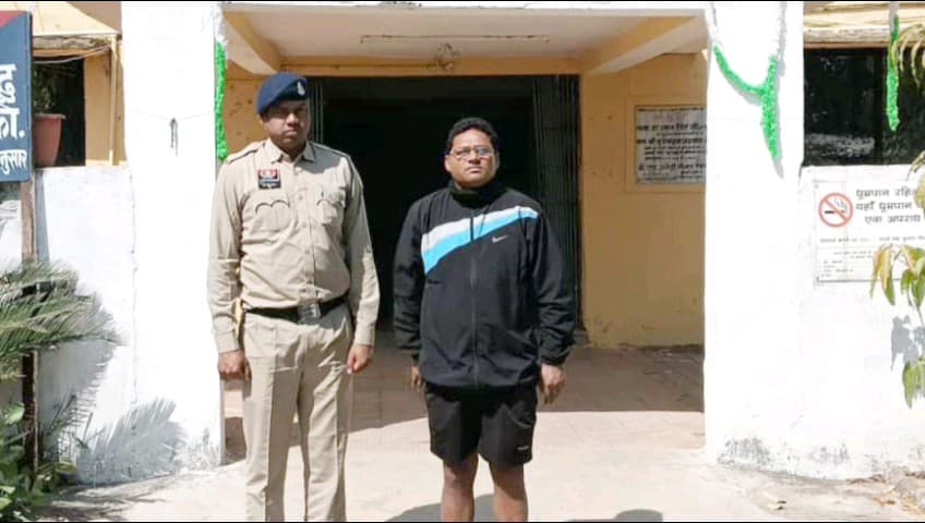 पिथौरा: ओडिशा से आया 'फर्जी क्राइम ब्रांच अफसर' गिरफ्तार, नकली पिस्टल से शराब दुकान में दी थी धमकी