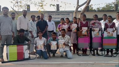 కాటారం: విద్యార్థులకు స్టడీ మెటీరియల్స్, స్టడీ చైర్స్, పాడ్లను అందజేసిన వార్డు మెంబర్లు