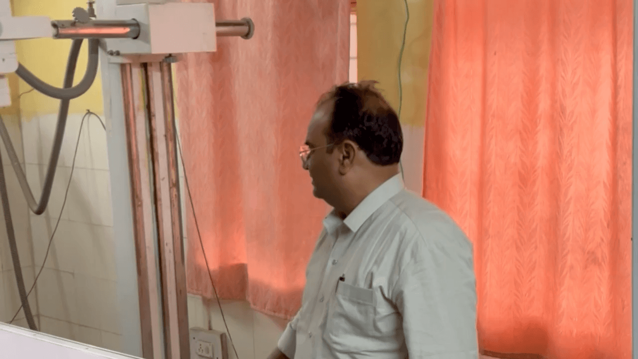 बकानी: जिला चिकित्सा एवं स्वास्थ्य अधिकारी ने बकानी सामुदायिक स्वास्थ्य केन्द्र का औचक निरीक्षण किया