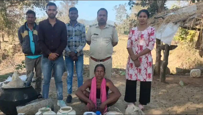 पिथौरा: पिथौरा में अवैध महुआ शराब के खिलाफ कार्रवाई, 76 लीटर मदिरा की गई ज़ब्त