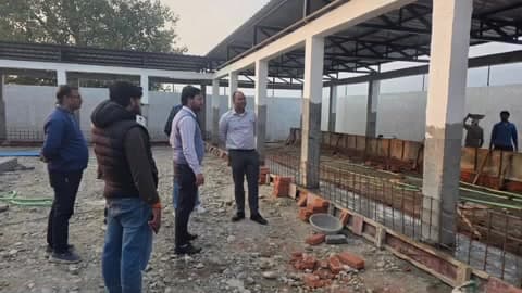 पूर्णागिरि: जिलाधिकारी ने ₹146.86 लाख की लागत से टनकपुर के नायकगोठ में बन रही गौशाला का किया निरीक्षण