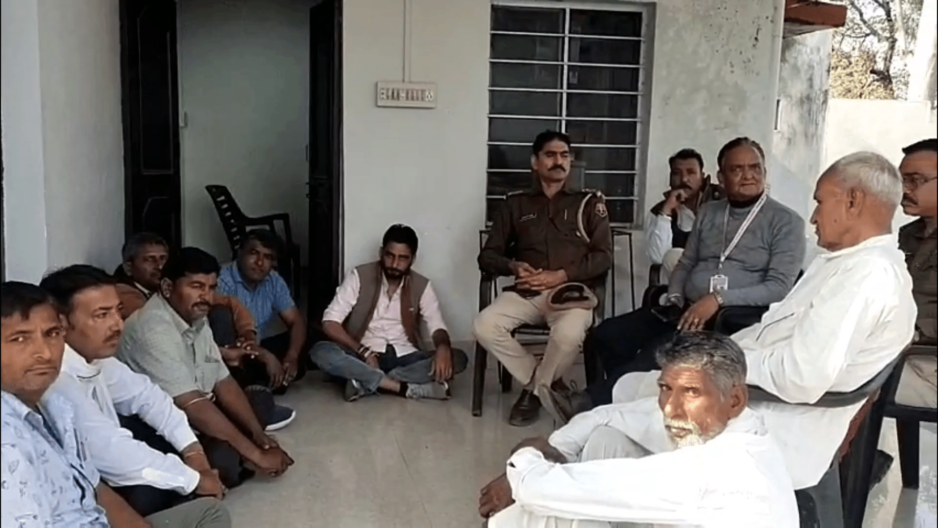 इंद्रगढ़: हस्तिनापुर–भीया सड़क निर्माण की मांग को लेकर ग्रामीणों ने सार्वजनिक निर्माण विभाग कार्यालय पर किया धरना प्रदर्शन