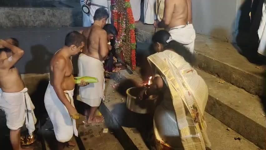 കൊച്ചി: അയ്യമ്പിള്ളി തേവരുടെ ആറാട്ട് 10000 ങ്ങളുടെ നിറസാന്നിധ്യത്തിൽ നടന്നു