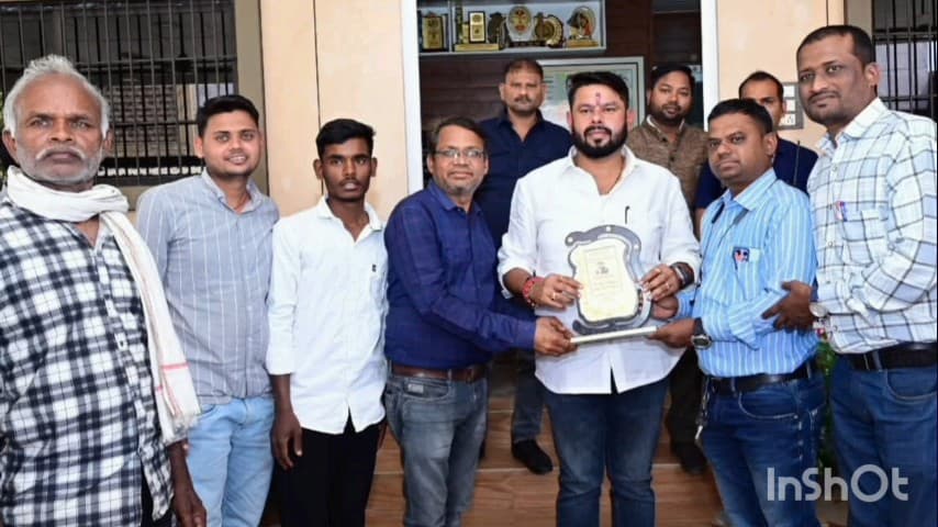देवकर: बेमेतरा में पूर्व विधायक आशीष छाबड़ा के पुराने बस स्टैंड स्थित कार्यालय में सरदा गांव के किसानों ने की सौजन्य मुलाकात