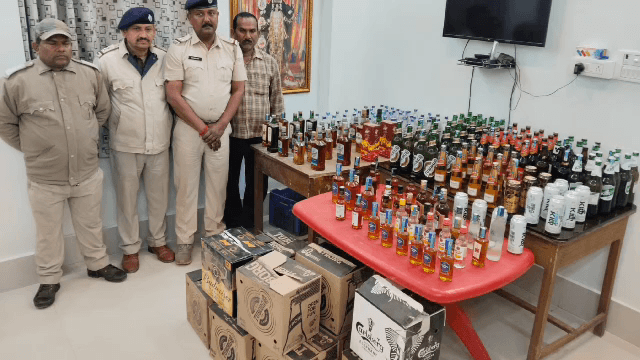 রানাঘাট ১: বাদকুল্লায় বেআইনি মদের দোকানে হানা তাহেরপুর পুলিশের,উদ্ধার বিপুল পরিমাণ মদ, গ্রেফতার এক
