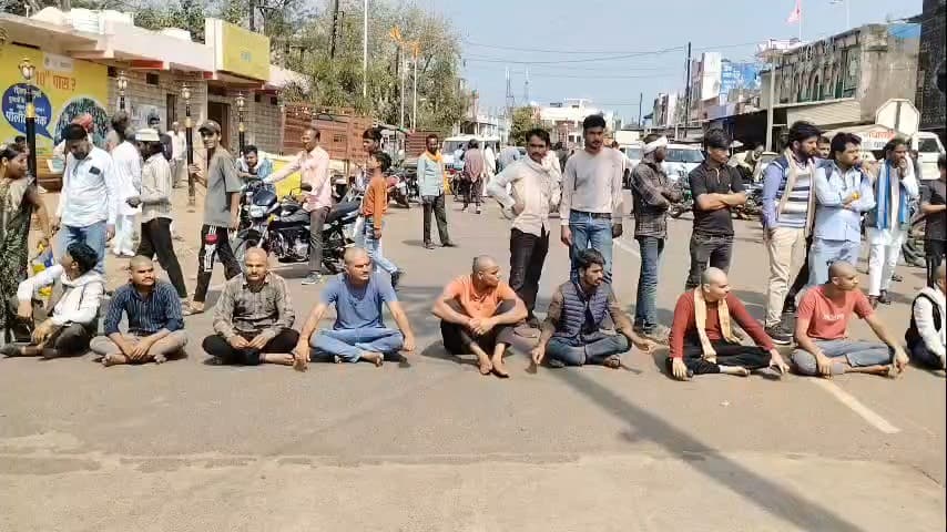 लटेरी: धरनावदा में करंट से व्यक्ति की मौत, परिजनों का फूटा गुस्सा, सिरोंज रोड पर लगाया चक्काजाम