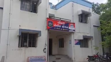 લીંબડી: લીંબડી પોલીસે ટાવર પાછળ ઉપાશ્રય નજીક રોડ પર થી ઇંગ્લીશ દારૂના ચપલા સાથે બે શખ્સો ઝડપી પાડી કાયદેસર ની કાર્યવાહી હાથ ધરી