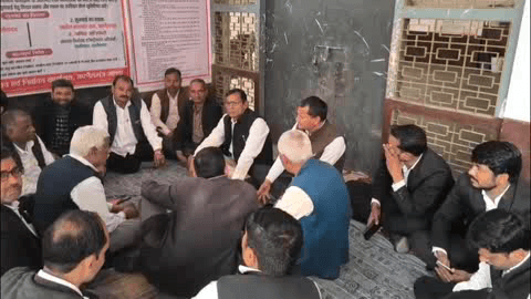 करनैलगंज: करनैलगंज तहसील में अधिवक्ताओं ने तहसीलदार के रवैये और भ्रष्टाचार के खिलाफ किया धरना प्रदर्शन
