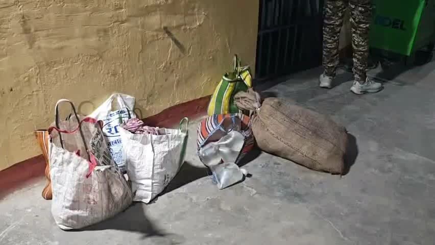 सुगौली: सुगौली पुलिस ने मिली सूचना के आधार पर छापेमारी कर 110 लीटर देशी चुलाई शराब के साथ एक कारोबारी को गिरफ्तार किया