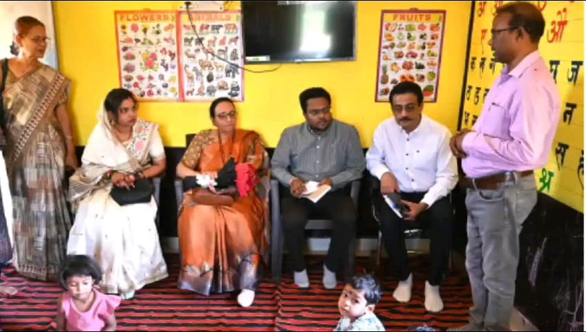 पिथौरा: पिथौरा में नीति आयोग की महानिदेशक निधि छिब्बर ने विकास योजनाओं की समीक्षा और मैदानी निरीक्षण किया