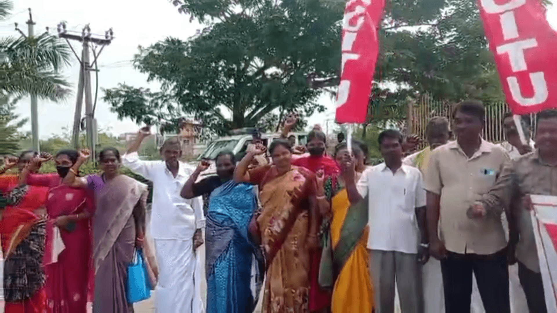 చంద్రగిరి: వీఆర్ఏలకు జీతాలు పెంచాలి ప్రమోషన్లు ఇవ్వాలి : తిరుపతిలో సిఐటియు నాయకుల ధర్నా