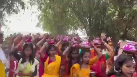 आज़मनगर: तामाबारी गांव में तीन दिवसीय हरि नाम संस्कृतं यज्ञ को लेकर महिलाओं ने निकाली कलश शोभा यात्रा