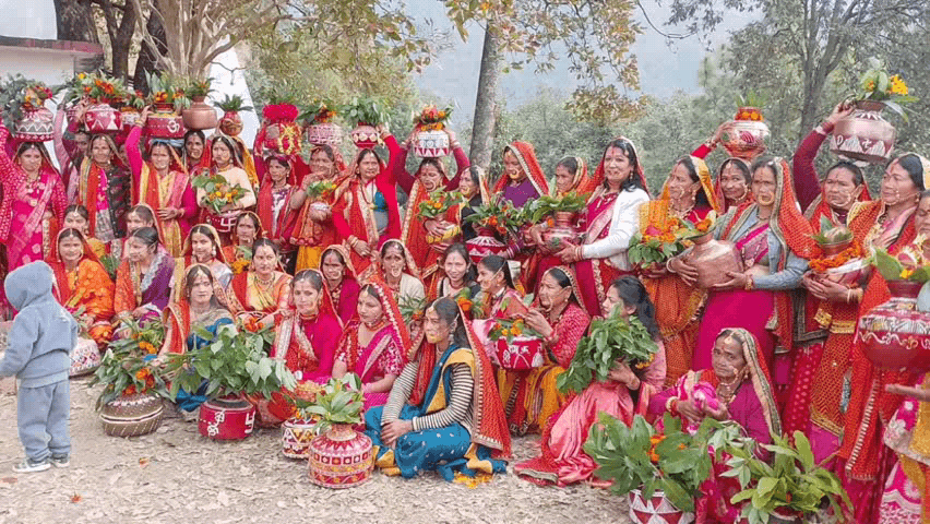 कांडा: कलश यात्रा के साथ टकनार देवी मंदिर में श्रीमद देवी भागवत कथा का शुभारंभ, वेद व्यास पं. रमेश पांडेय ने सुनाई कथा