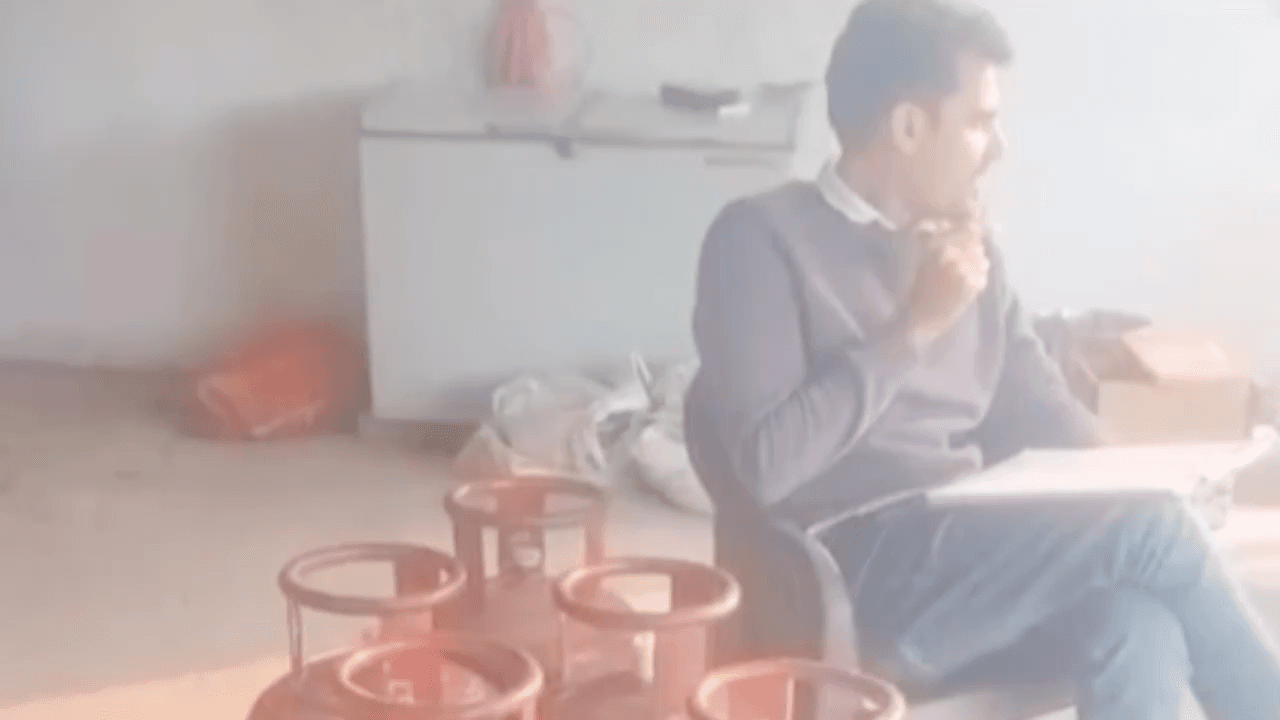 बकानी: बकानी में अवैध गैस रीफ़िलिंग के खिलाफ रसद विभाग की कार्रवाई, घरेलू गैस सिलेंडर किए ज़ब्त