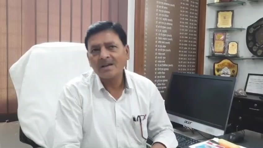 भिंड: सीएमएचओ ने सीएमएचओ कार्यालय में पी.एच.सी. अकोड़ा के चिकित्सक को दिया नोटिस