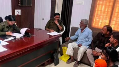 सोनकच्छ: आगामी त्योहारों को देखते हुए सोनकच्छ पुलिस थाने में शांति समिति की बैठक संपन्न, सभी धर्म के लोग रहे मौजूद