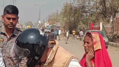 सरैयाहाट: सरैयाहाट/हंसडीहा थाना  सामने थाना प्रभारी अजीत कुमार के नेतृव चलाया गया सघन वाहन चैकिंग अभियान,71वाहनों का किया गया जांच