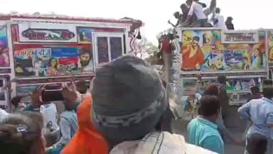 मल्हारगढ़: मल्हारगढ़: 2 डीजे वाहनों ने टक्कर मारने की कोशिश की, लोग भागे, वीडियो वायरल