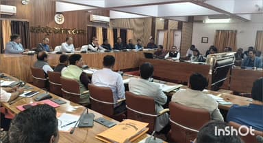 घोरावल: लोढ़ी कलेक्ट्रेट में CM डैशबोर्ड के माध्यम से DM ने विकास कार्यों की समीक्षा बैठक की