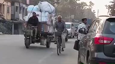 দেগঙ্গা: দেগঙ্গার শানের পুকুর এলাকায় এক ব্যক্তির মোবাইল ফোন নিয়ে চম্পট দিল দুষ্কৃতীরা