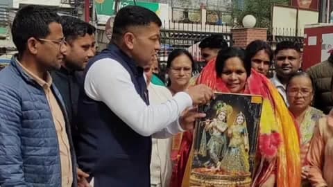 पूर्णागिरि: बुधवार को धर्म, राष्ट्र और संस्कृति की प्रखर वक्ता साध्वी प्राची का टनकपुर आगमन पर भव्य स्वागत किया गया