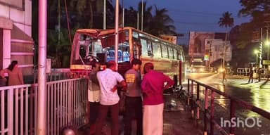 അടൂര്‍: അടൂർ നെല്ലിമൂട്ടിൽ പടിയിൽ KSRTC ബസ് നിയന്ത്രണം വിട്ട് ട്രാഫിക് സിഗ്നൽ പോസ്റ്റിൽ ഇടിച്ച് അപകടം