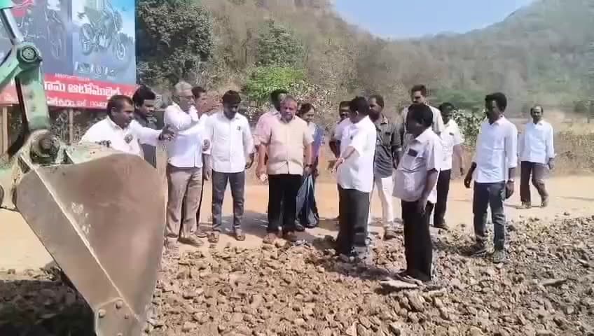 ప్రత్తిపాడు: ఏలేశ్వరంలో రోడ్ల పనులను పరిశీలించిన ఎంపీపీ బుజ్జి