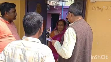 হিলি: ঘরের দুয়ারে অশোক লাহিড়ী হিলির ত্রিমোহনীতে জনসংযোগ বিধায়কের