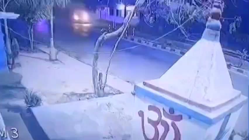 मेजा: डिघिया बाजार में अनियंत्रित ट्रेलर घर में घुसा, बुजुर्ग घायल; चालक हिरासत में, पुलिस जांच में जुटी