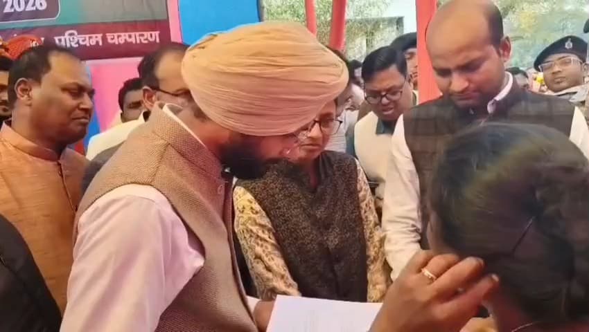 नौतन: हरदिया कोठी में “प्रशासन आपके द्वार” कार्यक्रम का आयोजन, डीएम तरनजोत सिंह पहुंचे
